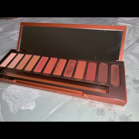 Make-up - Picture 2 of 4